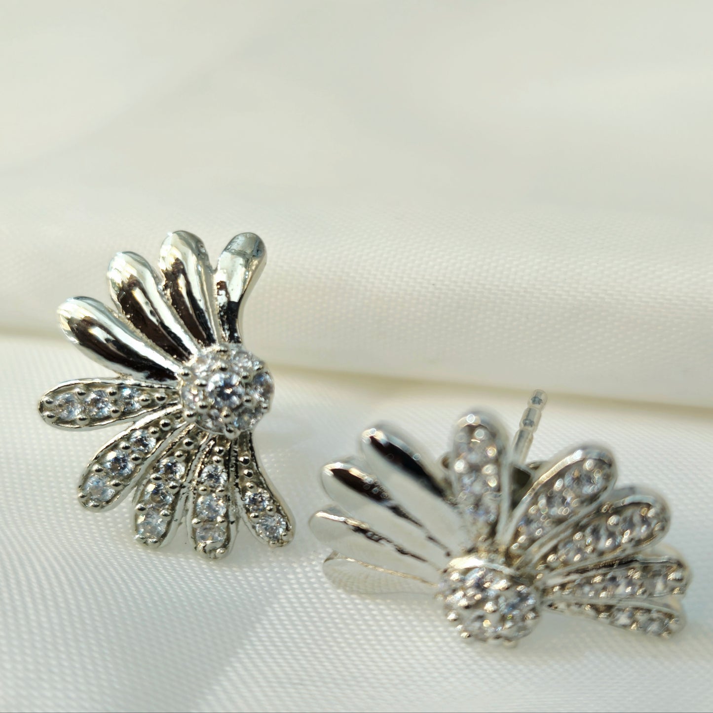Asymmetrical Daisy Pendant Set