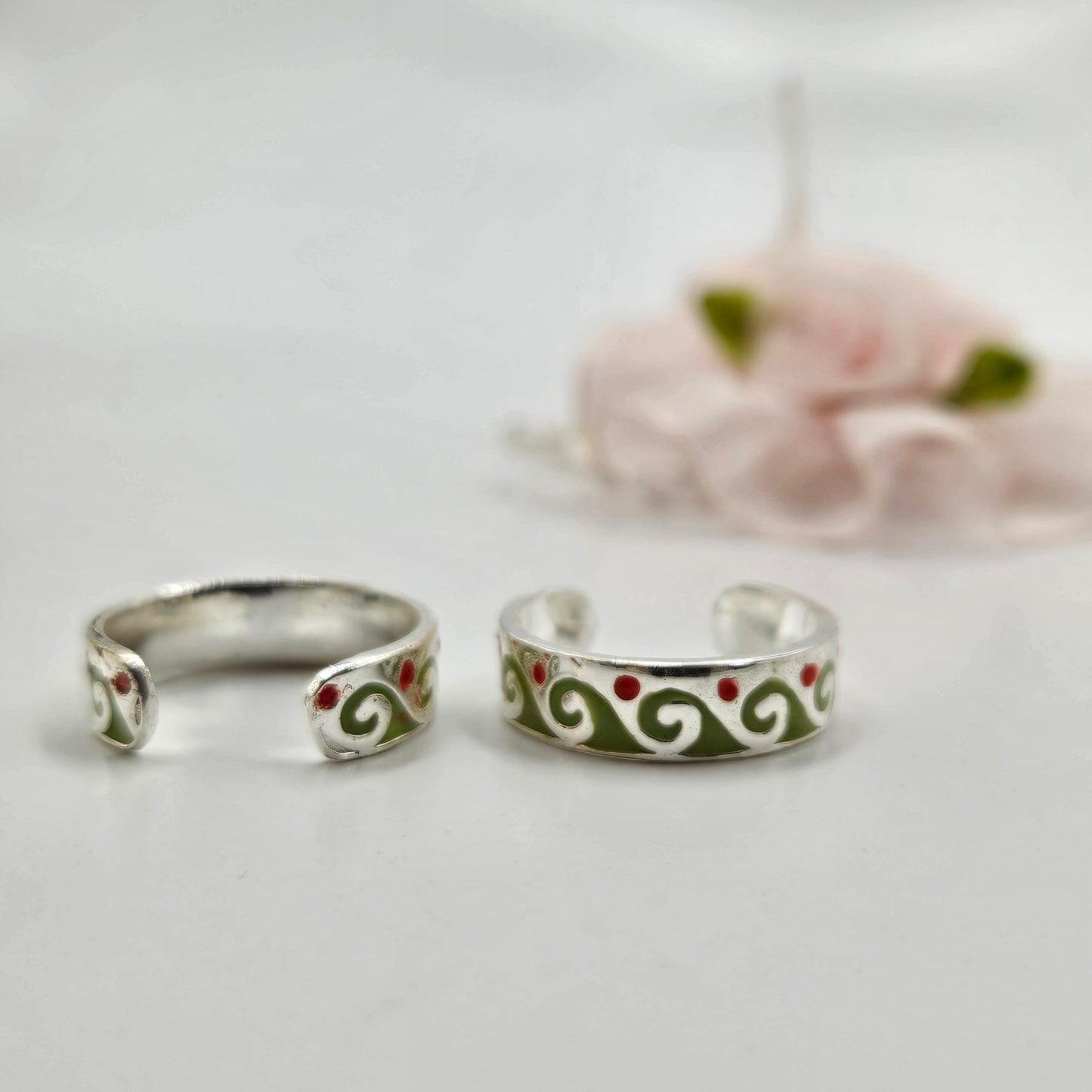 Green and red enamel scrollwork Toe Ring