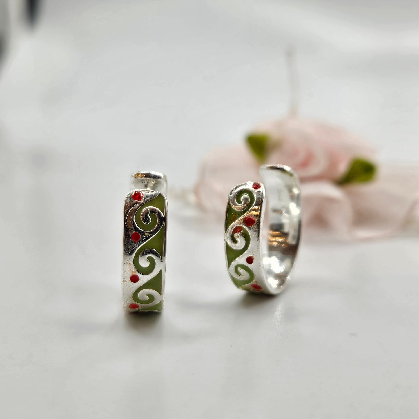 Green and red enamel scrollwork Toe Ring