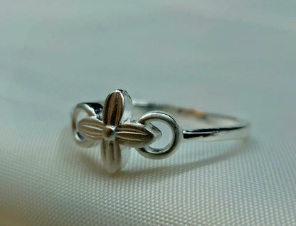 Matte Silver-Toned Floral Quatrefoil Ring
