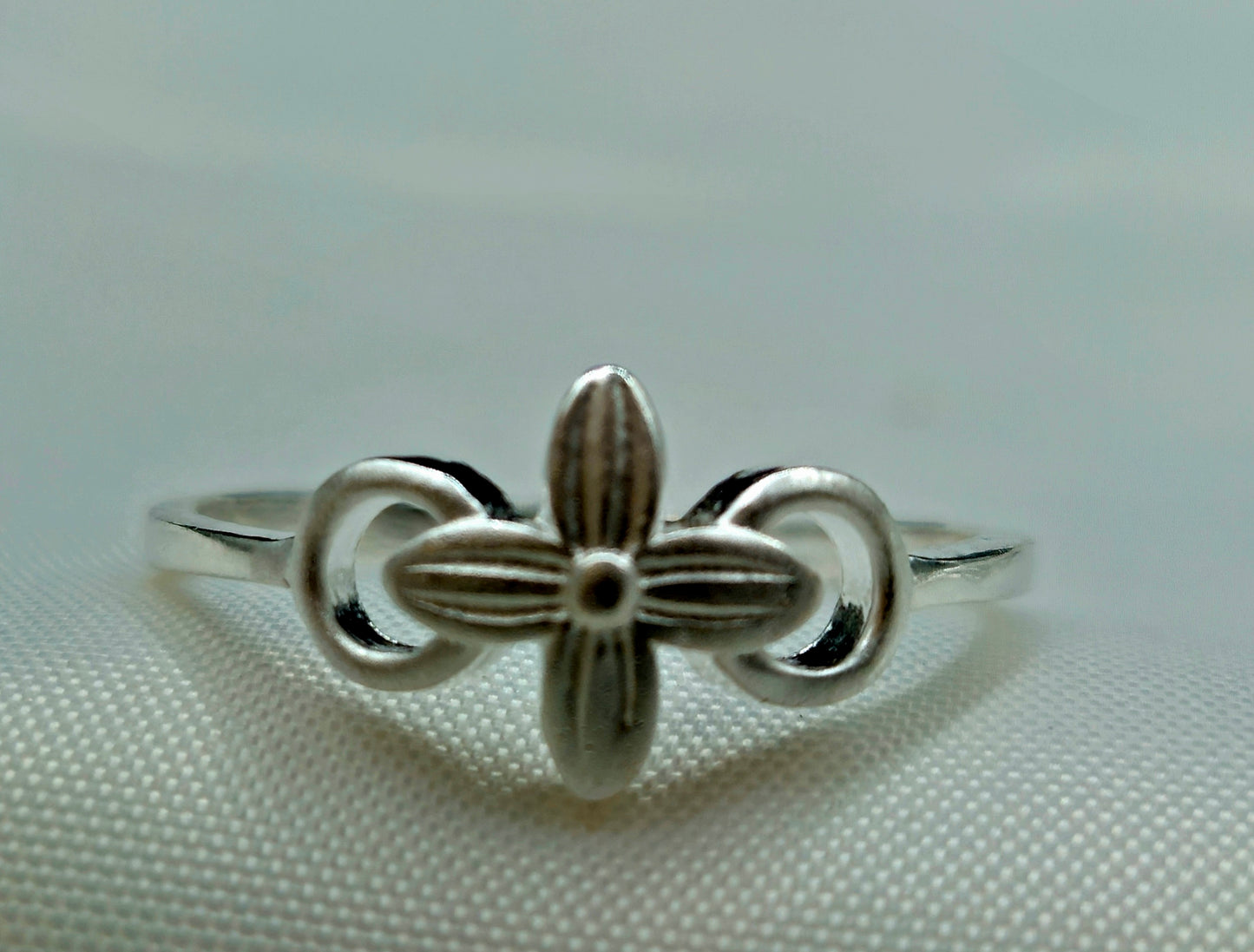 Matte Silver-Toned Floral Quatrefoil Ring
