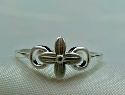Matte Silver-Toned Floral Quatrefoil Ring