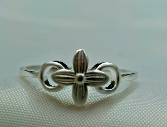 Matte Silver-Toned Floral Quatrefoil Ring