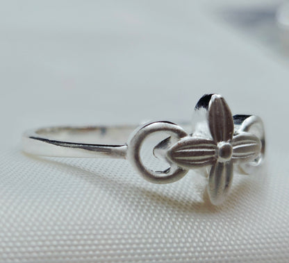 Matte Silver-Toned Floral Quatrefoil Ring