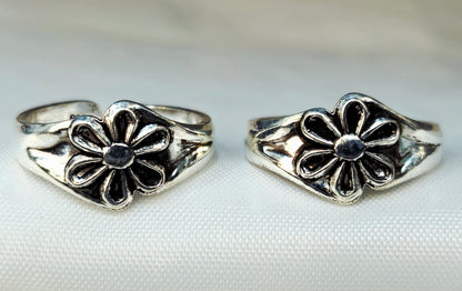 Antique-Finish Silver Daisy Toe Rings