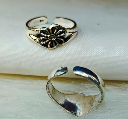Antique-Finish Silver Daisy Toe Rings