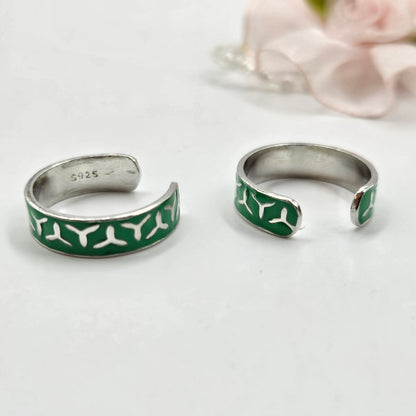 Silver Toe Ring With A Green Enamel Vine