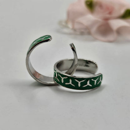 Silver Toe Ring With A Green Enamel Vine
