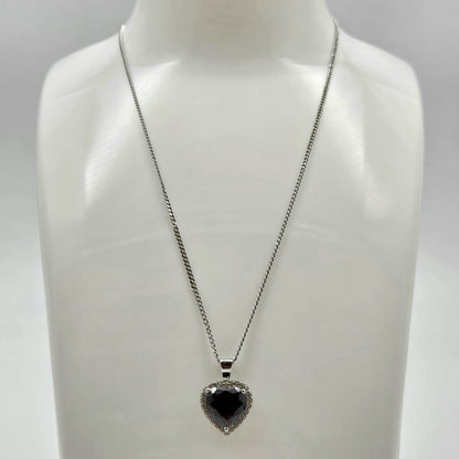 The Crimson Heart Locket With Chain