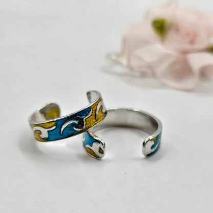 Silver enamel swirl Toe ring